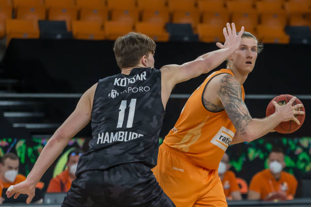 篮在进攻端 篮在进攻端